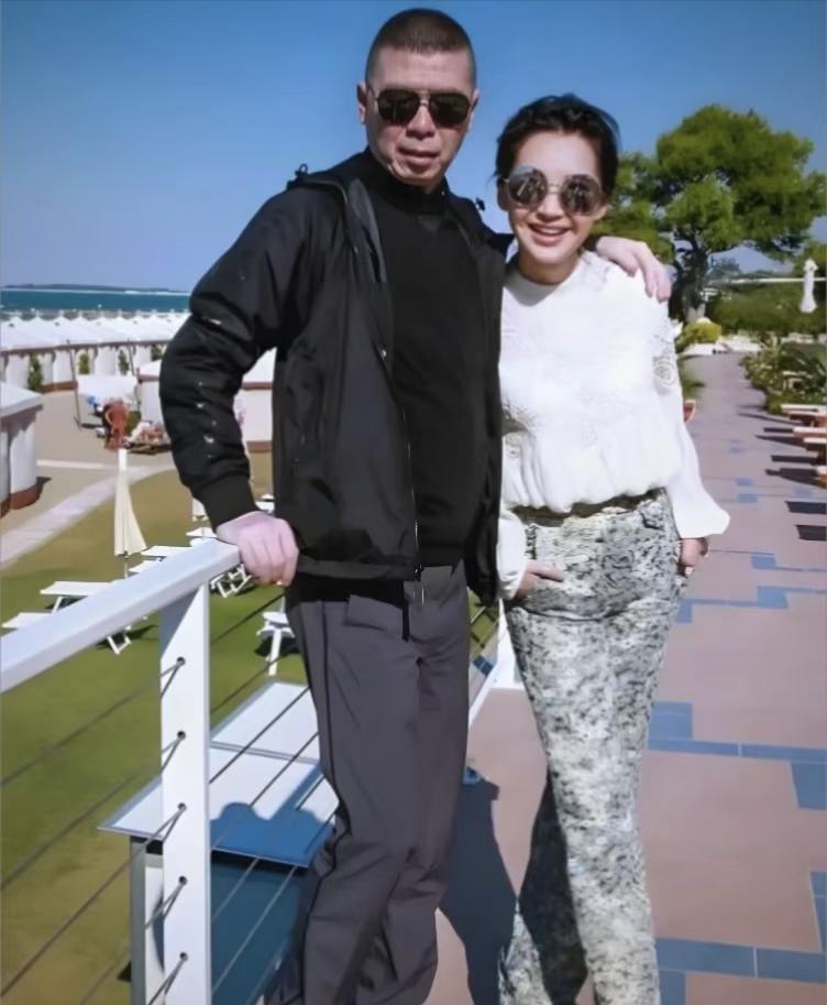 1992年冯小刚一句“带你出国玩”，竟成了许晴与王志文恋情的转折点。彼时许