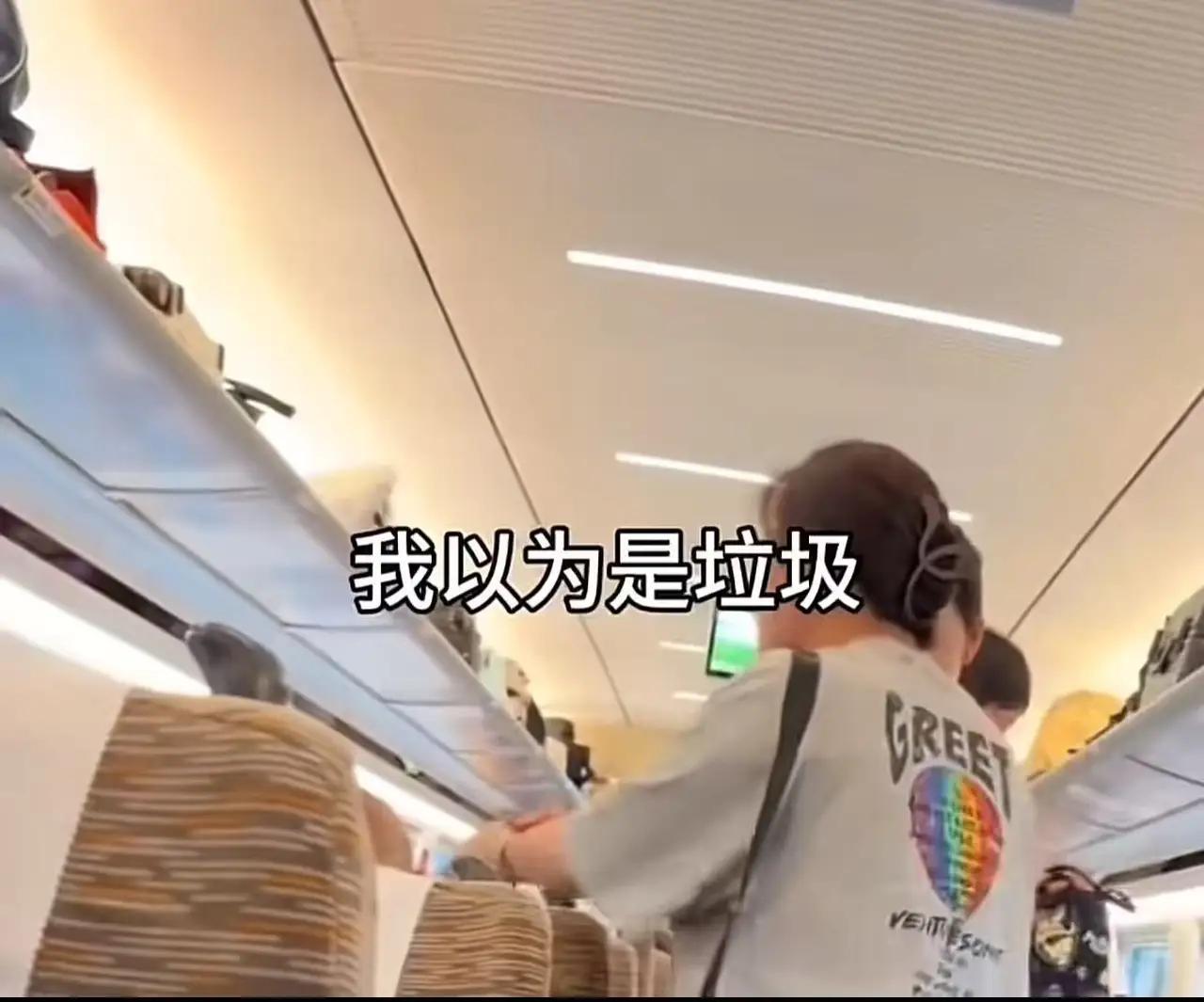 男人从厕所回来，脚步顿住了，桌板上的东西，不见了。他愣了几秒，弯腰看了看地上