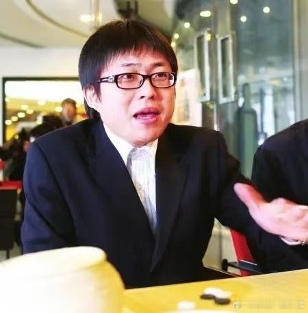 孔令文说，聂老教棋特别“挑人”。孔令文水平差的时候，聂老压根不愿教，怕下臭棋