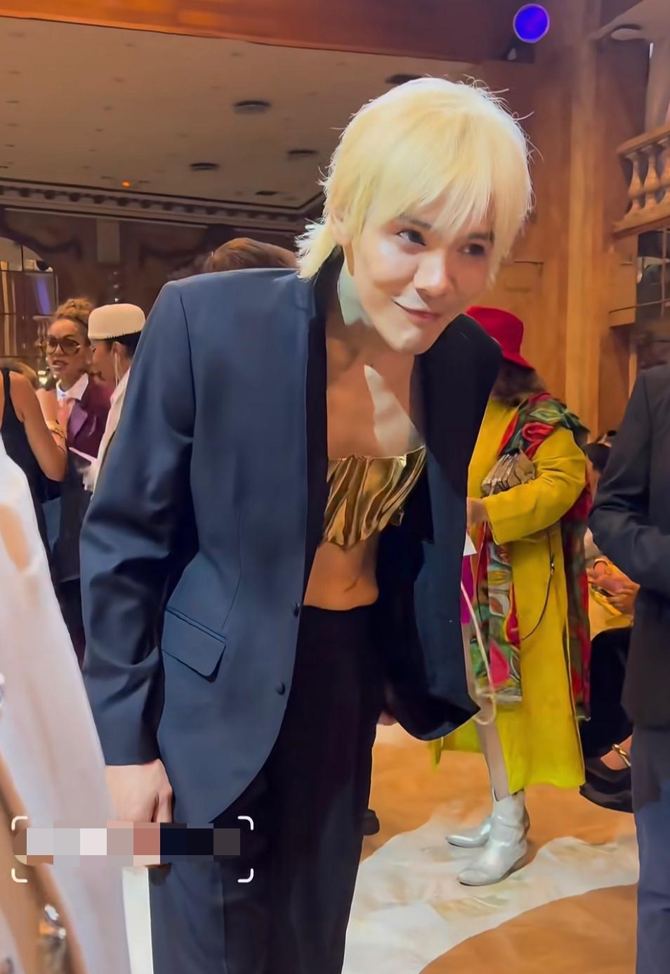 向佐又穿女装了我不意外，郭碧婷无动于衷我也不意外，让我没想到的是，向佐染金