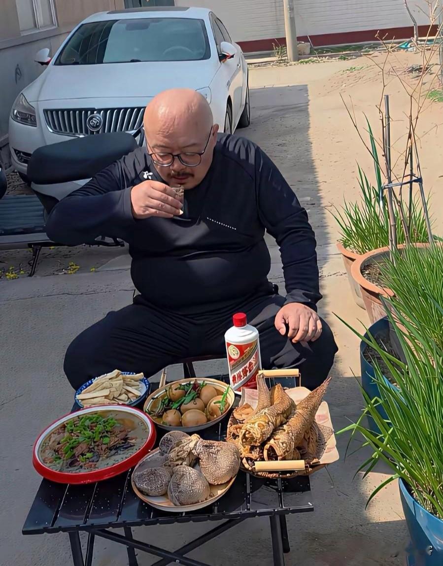 大哥一个人的午餐，这在农村算什么水平？