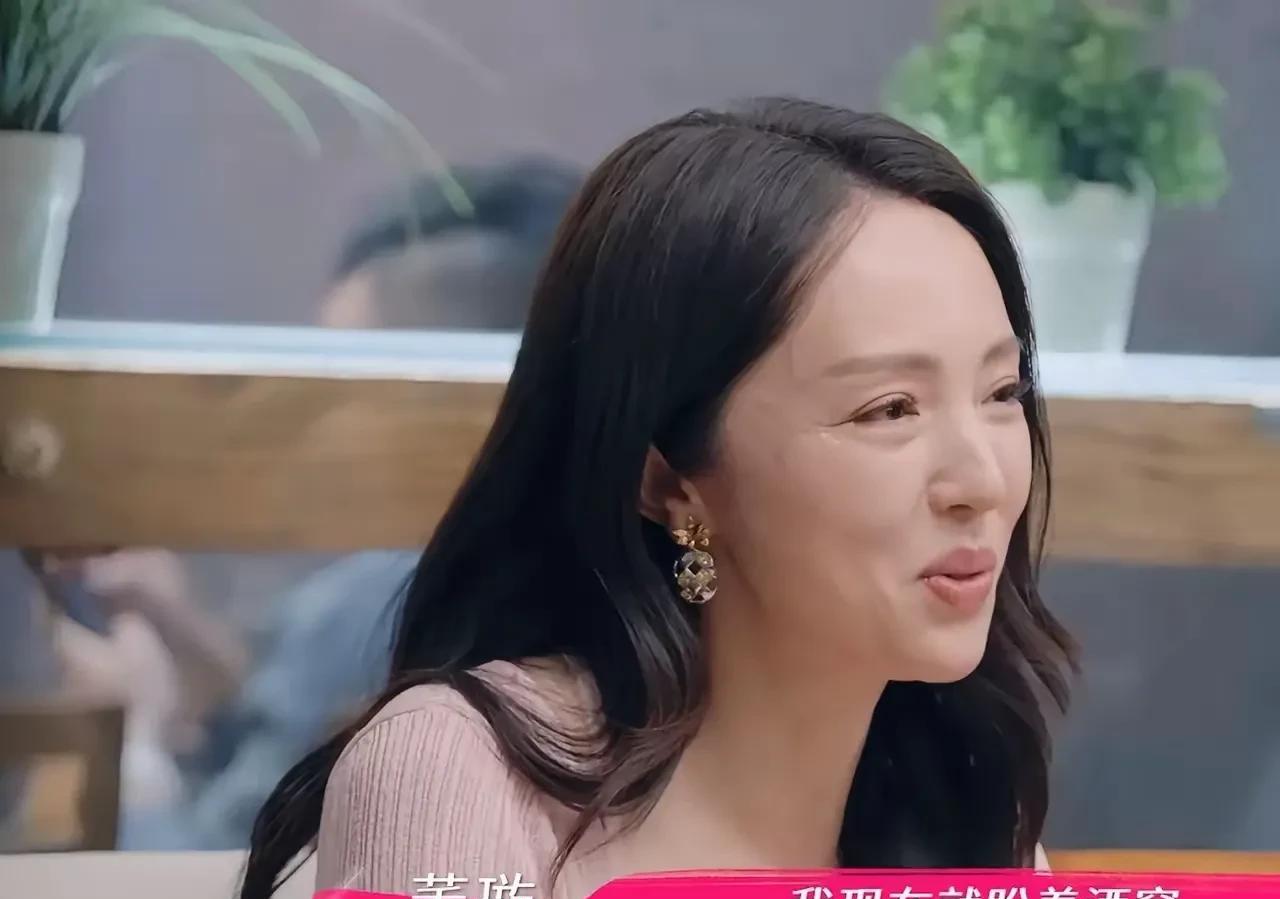 董璇才不傻呢！她如今不跟张维伊住在一起，完全是为了立好妈妈人设！她在《姐姐大家