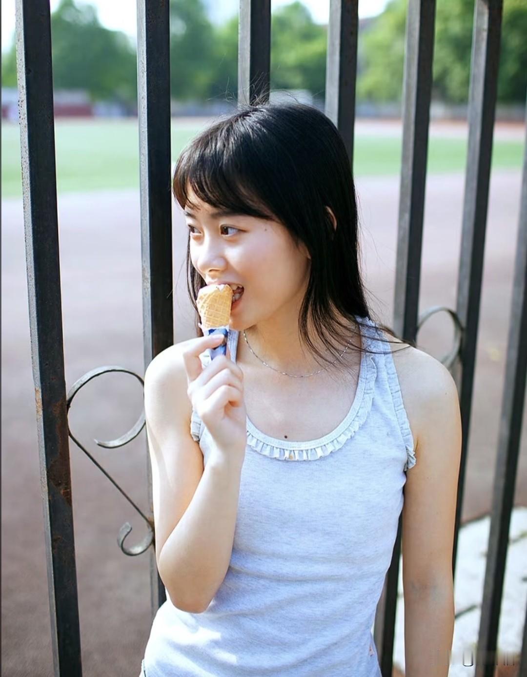 这居然是鞠婧祎？从平平无奇的路人女孩到让人一眼惊艳的建模脸，早期旧照和现在完全两