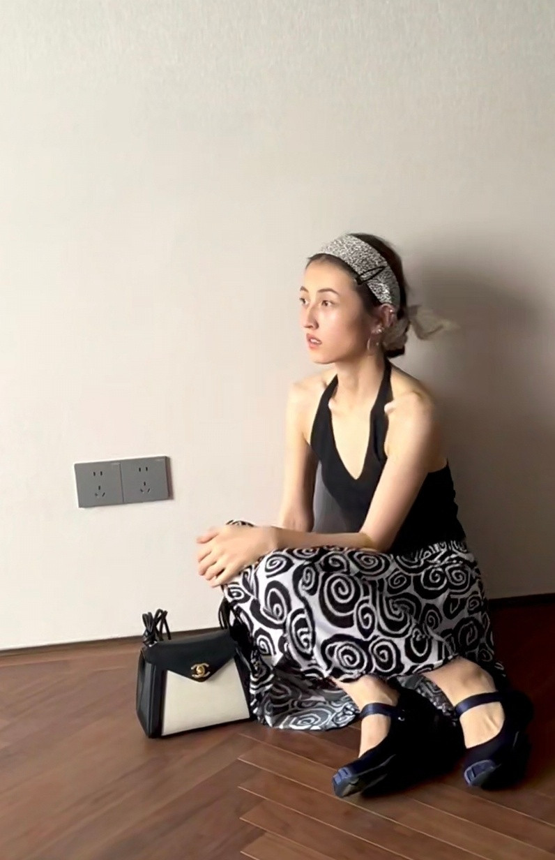 张子枫现在好瘦，很骨感，这是用了多大的毅力减肥，瘦下来确实时尚度上去了。