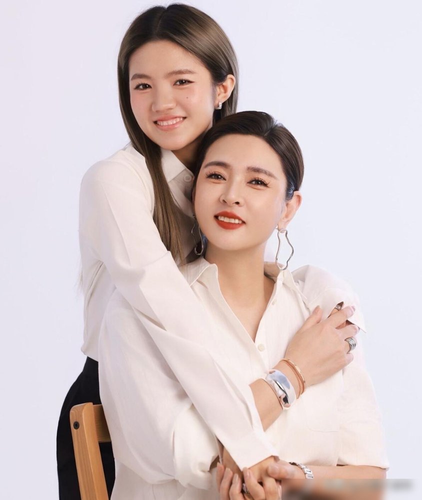 194万粉丝的账号，收入却不归自己？李勒优这事儿，吵翻天了。网友扒出来，她那个大号，流量和钱都不在她