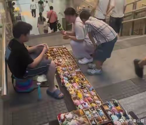 【安徽合肥：摆摊三年，“钩针少年”钩出成长与担当！】7月22日傍晚，夕阳的余晖轻