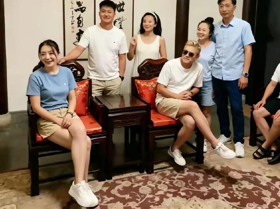 郭富城随妻子方媛回安徽老家时与亲友们的留影，比岳父大2岁、比岳母大4岁。郭富城和