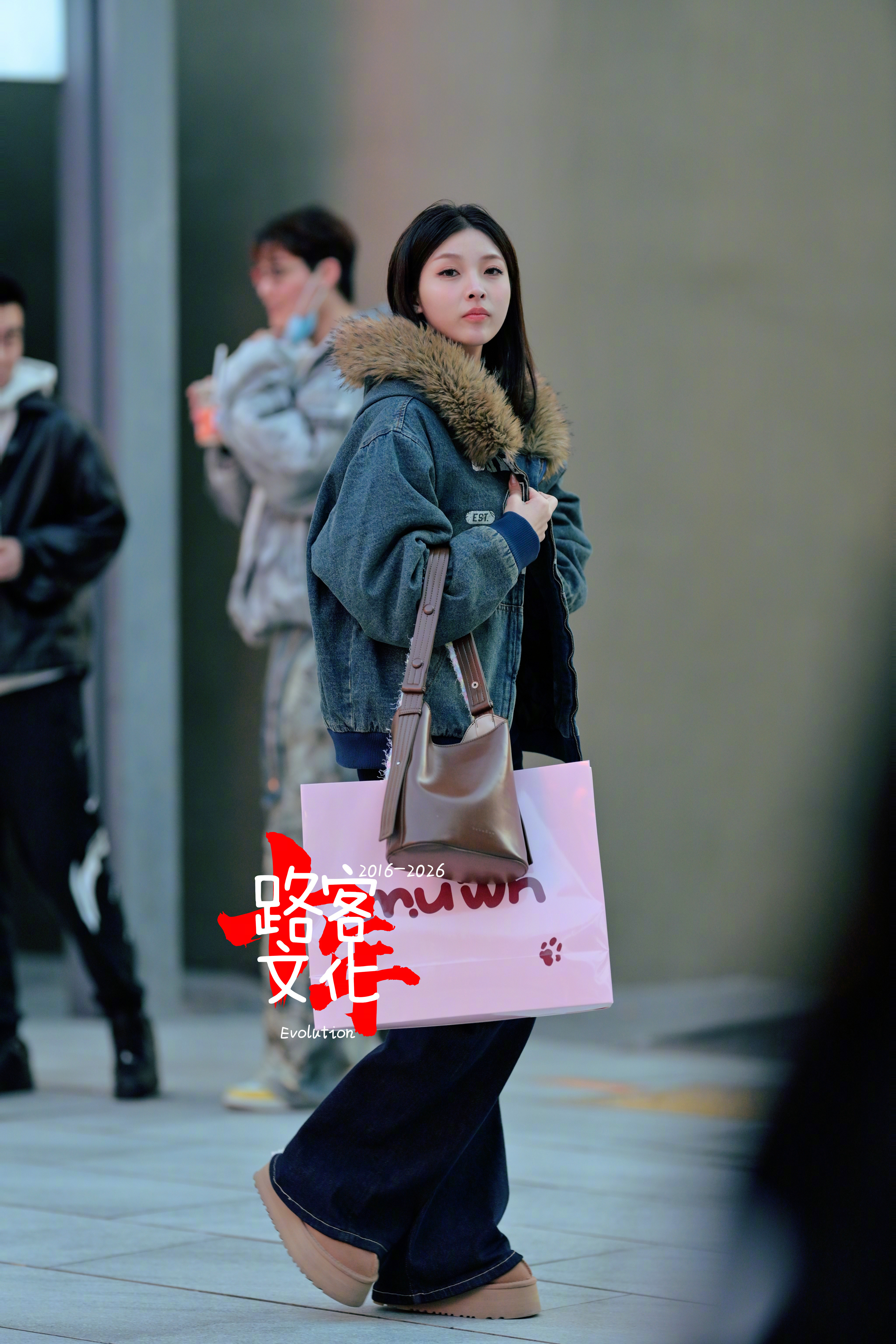 就这个小姐姐的眼神！故事感就有了