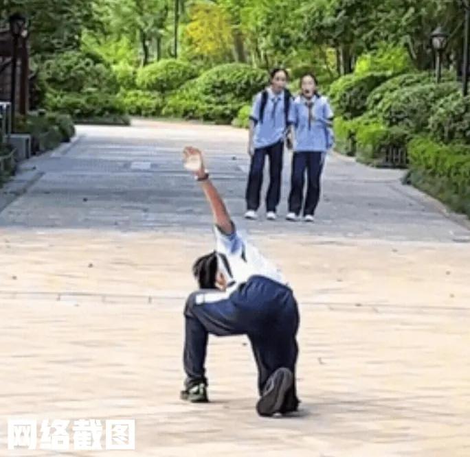 浙江有妈妈来校接放学的女儿回家。这一路女儿是雀跃不止，一路蹦蹦跳跳，似乎身体