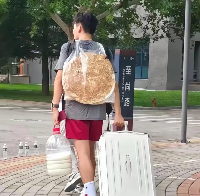 给这名大一新生点赞吧！这名高大帅气的男生，是新疆的，去山东某大学报到。为了省钱，