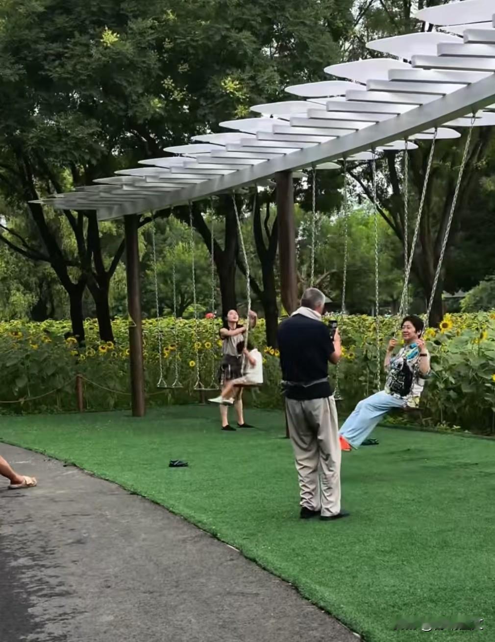 我被我妈的收入惊呆了！我妈今年已经58岁了，她其实养老金只有4200元，但是每