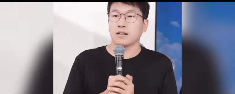 最近顿顿离职的热搜，再一次把东方甄选的主播们推到了风口浪尖。在一片“神仙