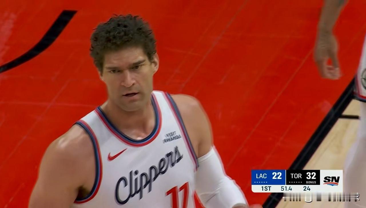 快船主帅泰伦-卢终于拿老将洛佩兹开刀了！在今天快船客场以121：117险胜猛龙的