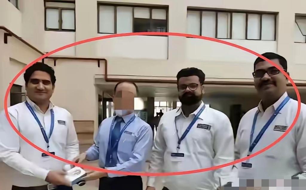 张江科技园里一个高科技公司，招聘了一个印度人，然后，这个印度人把他印度的同学和朋