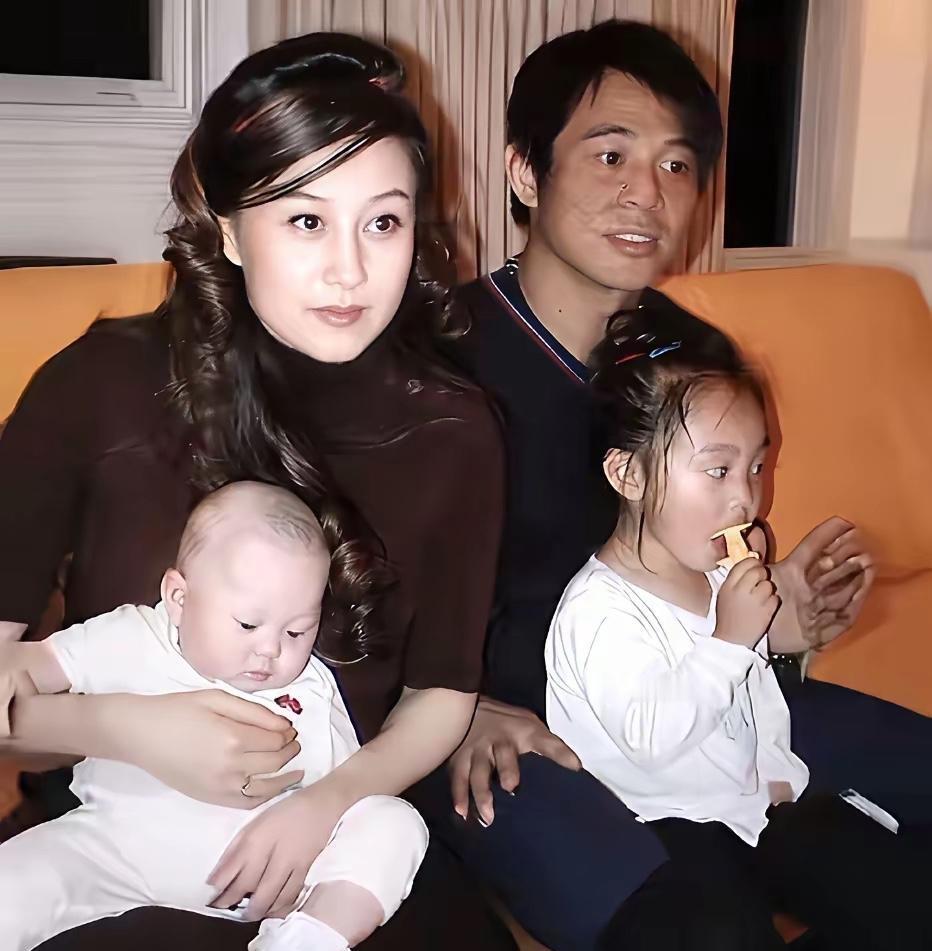 看着这张2003年的全家福，你是否也想问：什么样的爱情，能让历经沧桑的女星甘愿放