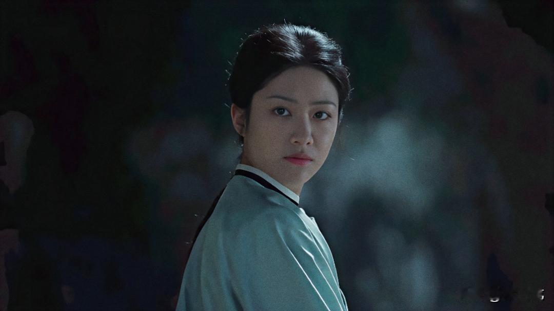 白依梅这两次蓦然回头，既代表了她对古平原复杂的情感，又是她内心世界从矛盾走向开阔