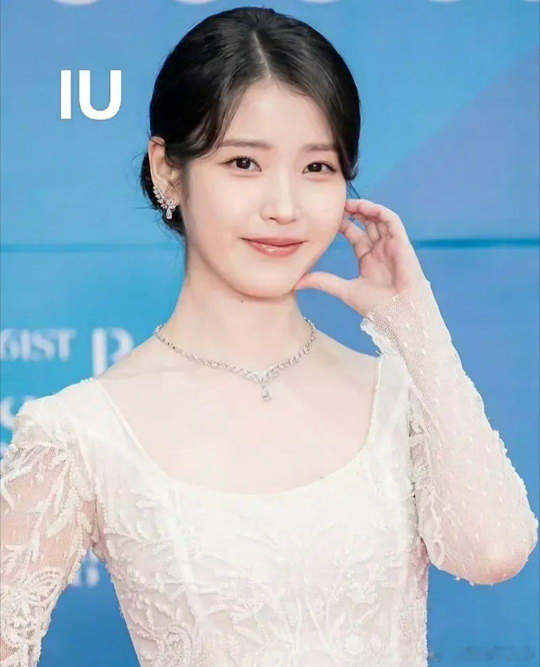 IU白裙盘发白裙与盘发相结合，简约而不失优雅，完美诠释了什么叫做“少即是多”。这