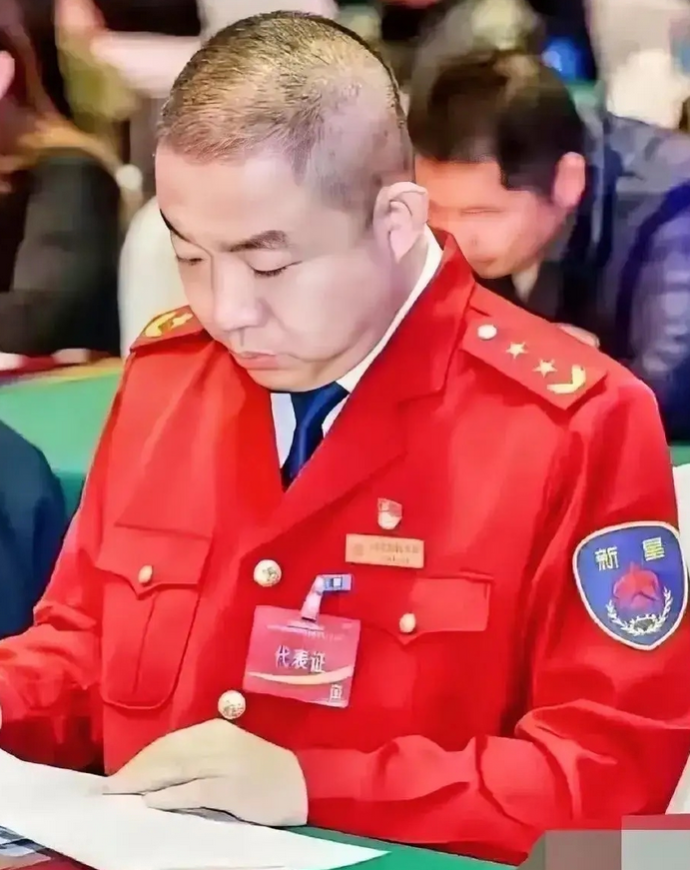 这是什么单位的服装，属于什么级别领导？