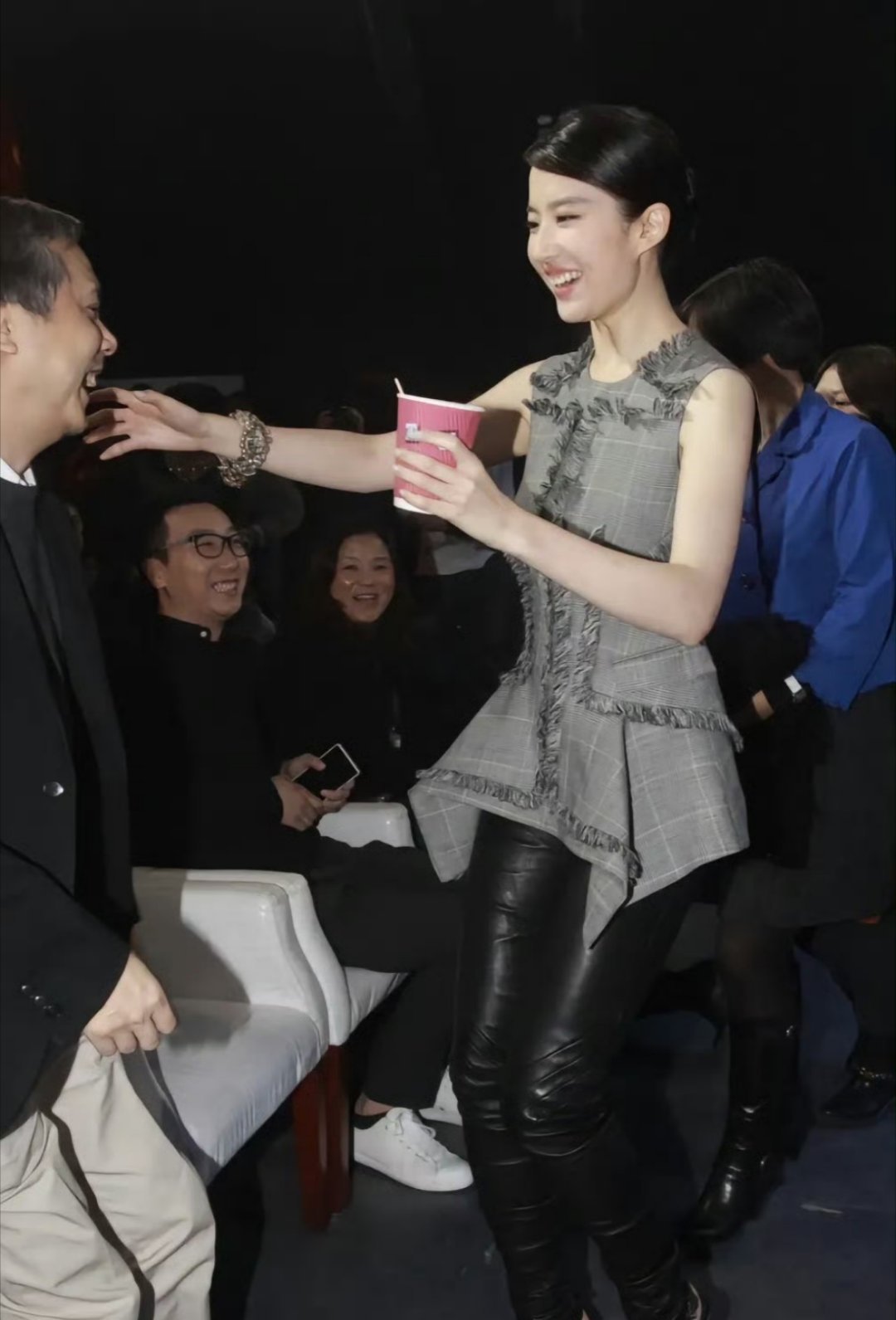 哈哈哈哈哈哈刘亦菲不小心把咖啡倒在导演身上好笑程度100%，导演被摄影拍到的那