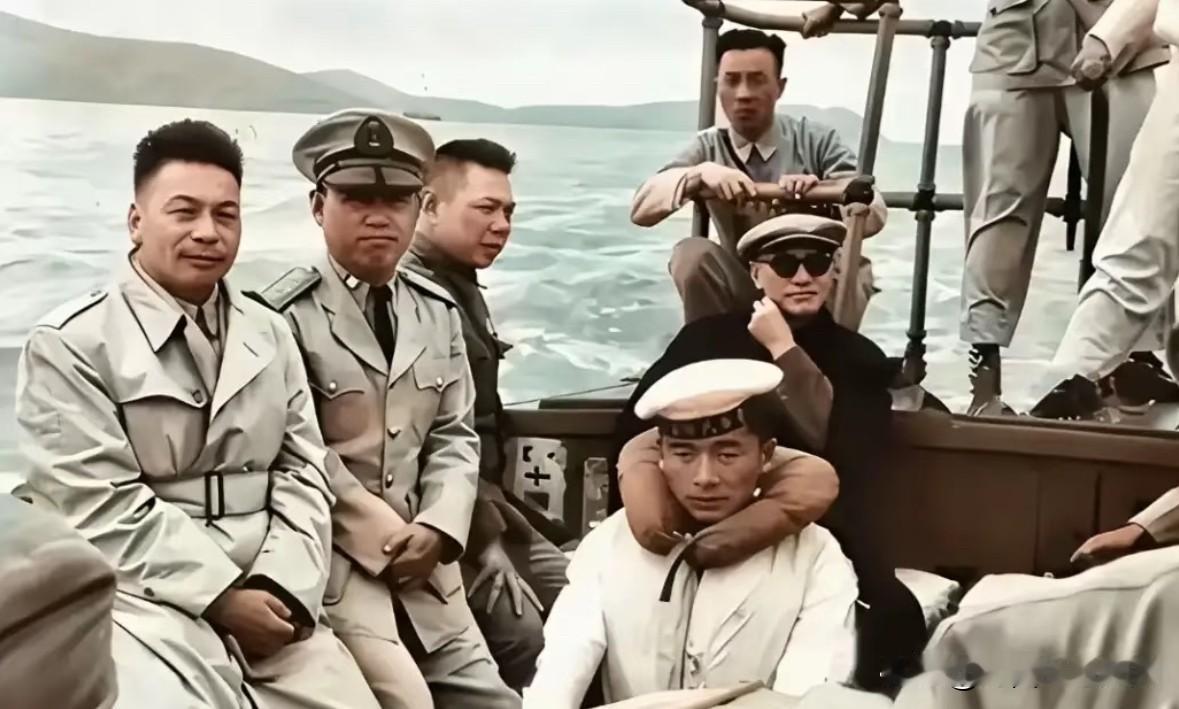 1954年5月，蒋介石携蒋经国等人，乘坐国民党海军军舰，在军舰上的一张合影。也是