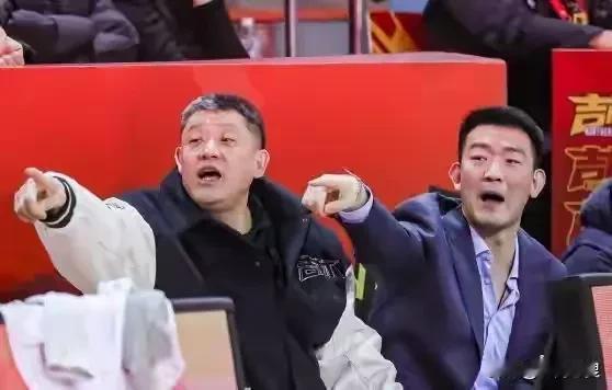 CBA最没眼力的保安应该是昨晚在吉林主场骂孙总的保安了。你究竟是怨广厦输球还是