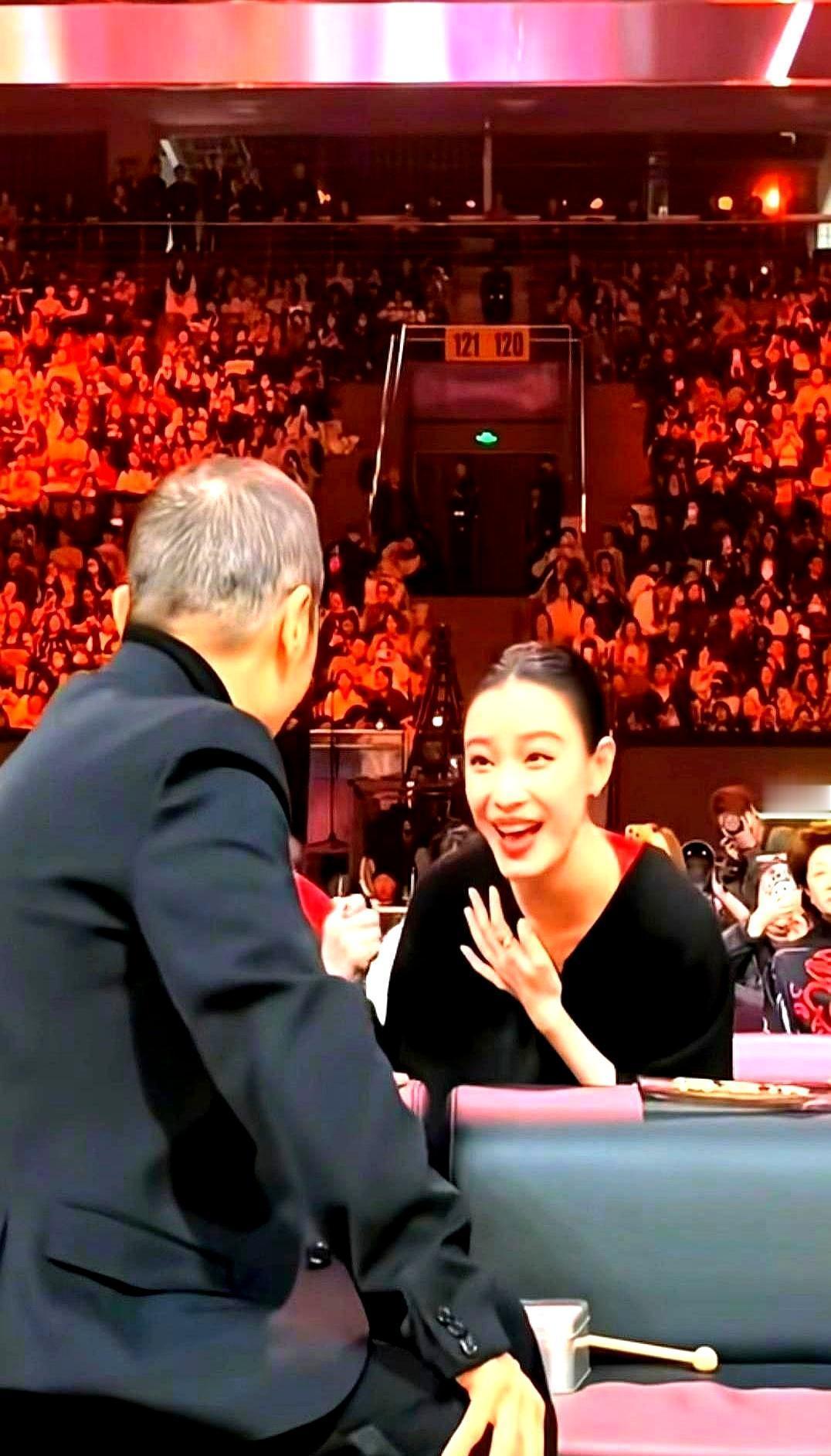 辛芷蕾那张写满“野心”的脸，终于被世界看到了。这一刻，奖杯的光，比威尼斯的水光