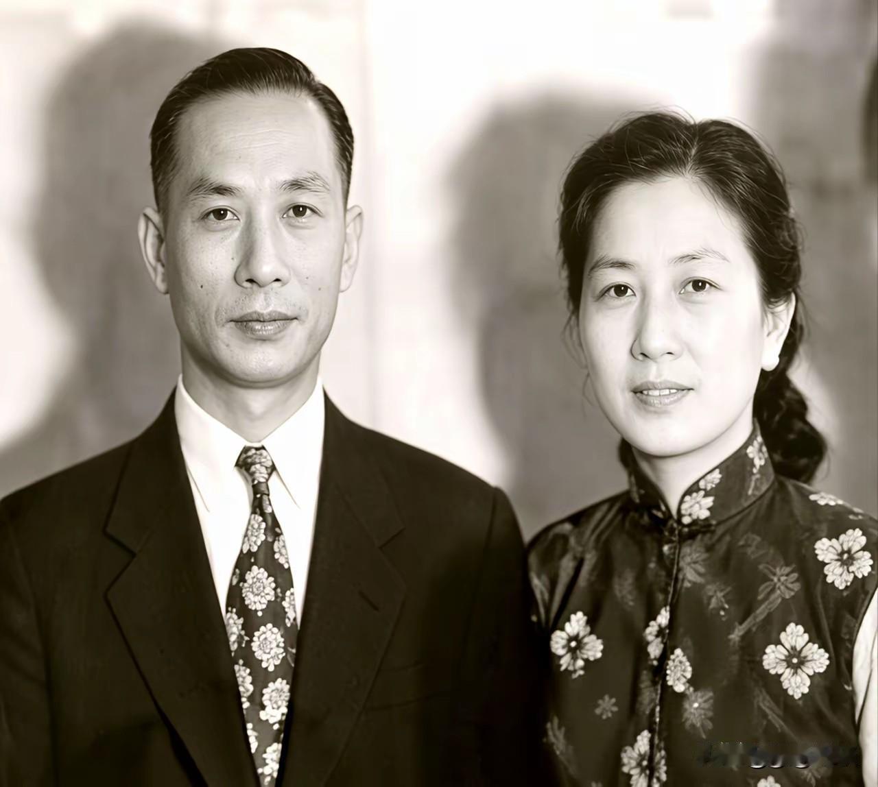 这张是谢贤父母年轻时珍贵合影！很多人不知道，四哥原本是富家少爷出身。谢家祖籍广