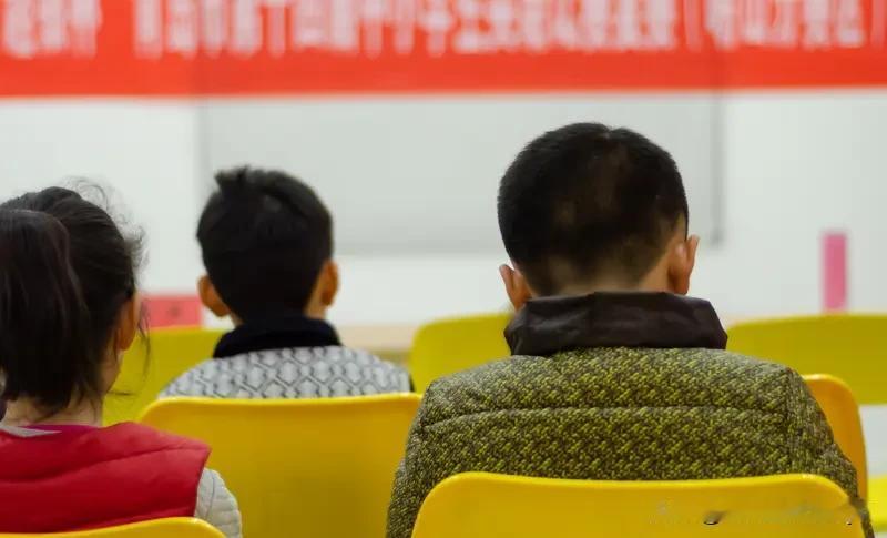 学校通知召开家长会。两位家长相遇，其中一位惊讶道：“这么巧，原来是老同学！”