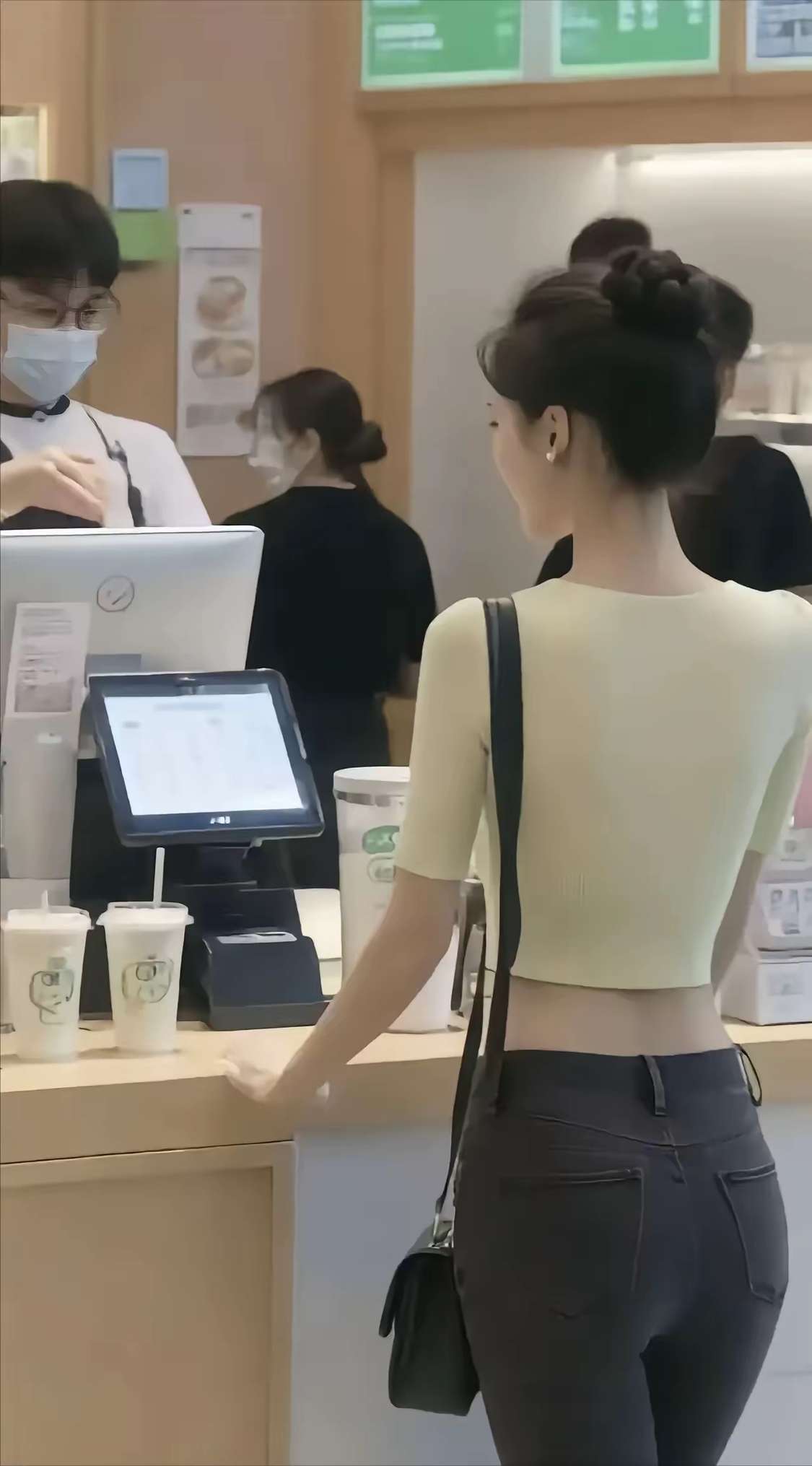 终于知道为什么很多女生拼命的减肥了，​瘦下来之后确实能让人多看几眼