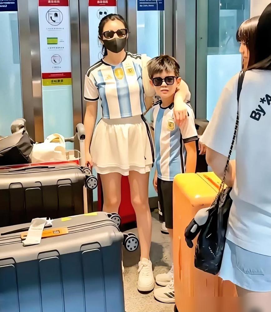 36岁陈妍希带儿子去看世界杯，机场照惊艳了。形并推上简单一句“小星星酷似陈晓
