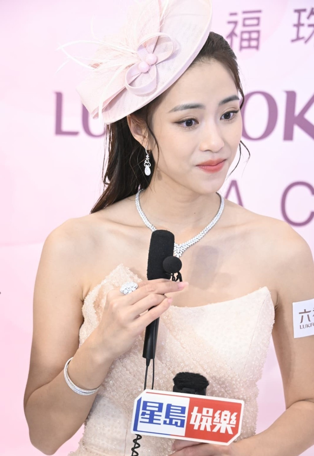 刘颖镟，粉裙美腿，优雅的港星美人。OOTD刘颖镟