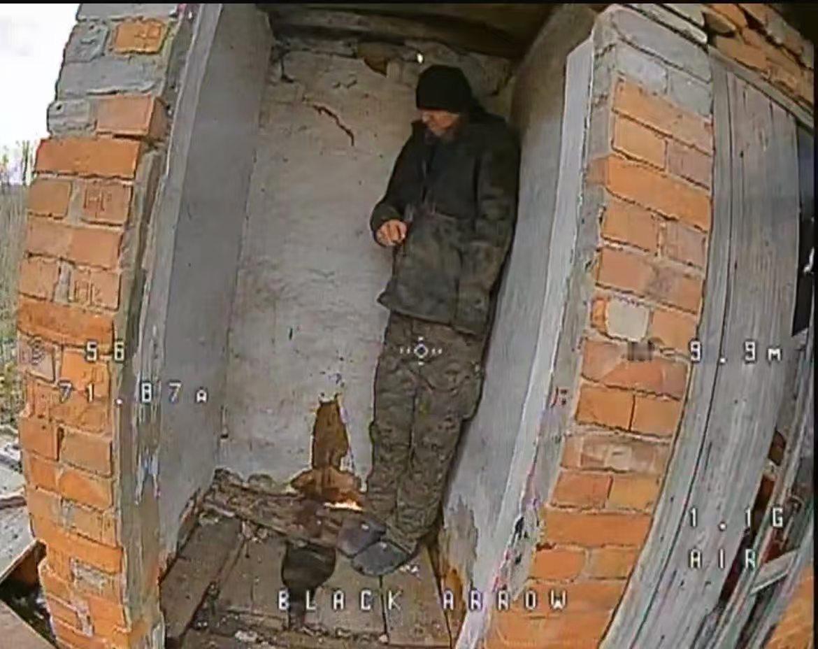 FPV无人机搜索，发现了一名隐藏在农村旱厕的俄军士兵！这闹得，出去方便一下，刚完