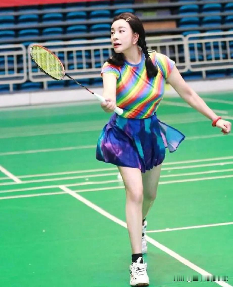 刘晓庆70多了还打扮如仙女一般，这是70岁的刘晓庆在打羽毛球健身照，已经70岁的