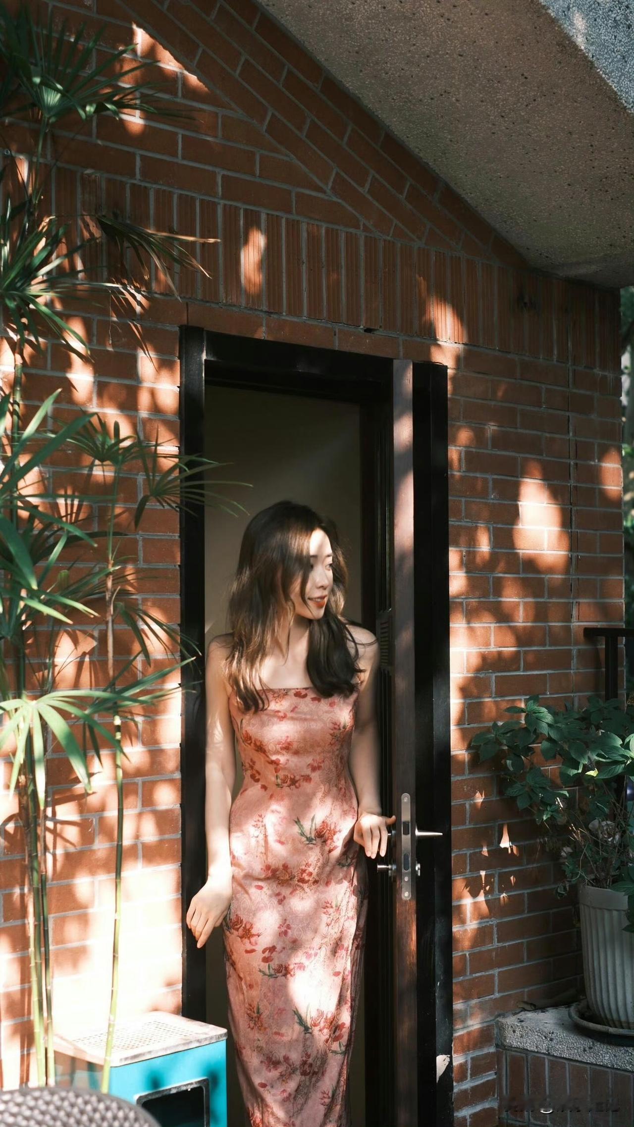 余霜复古咖啡店写真，复古刺绣吊带长裙，文艺氛围感拉满​​​