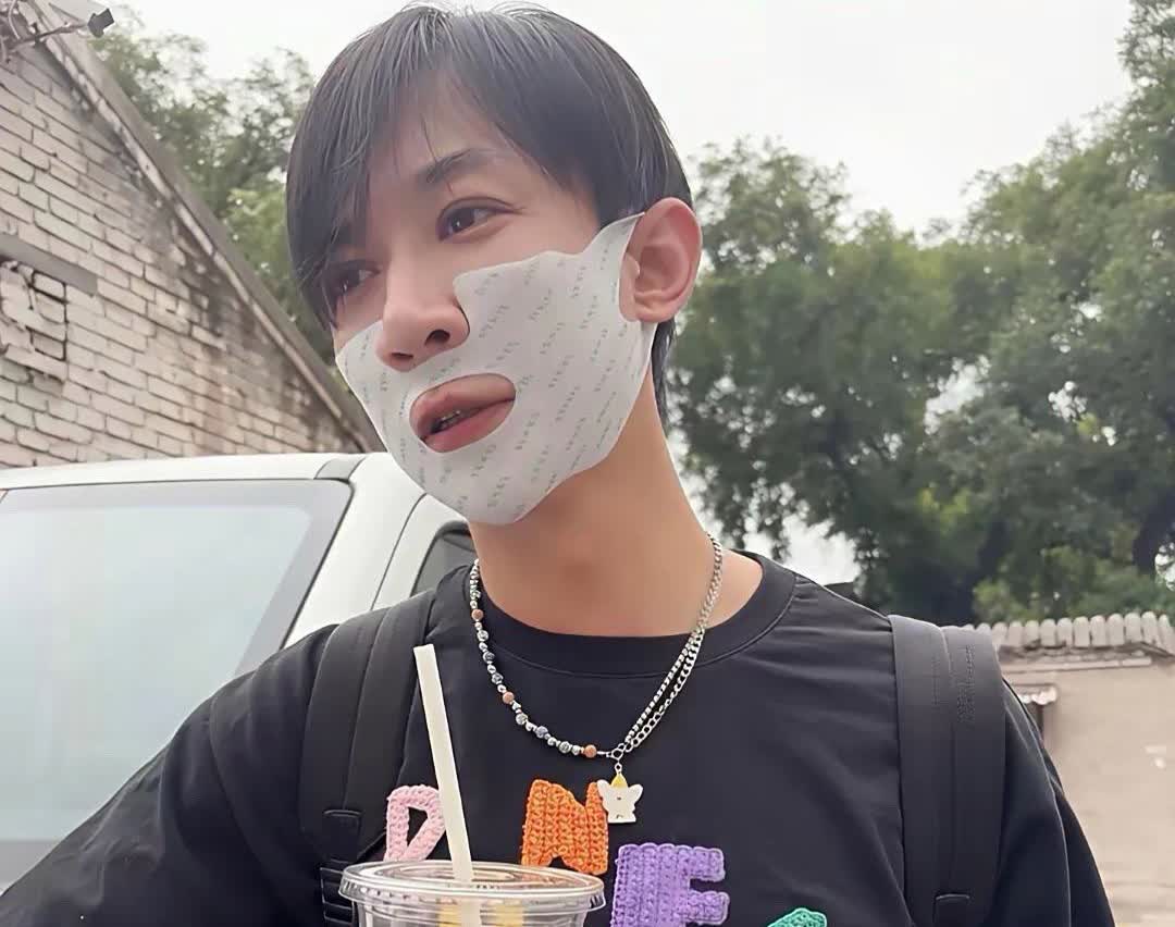我们都冤枉张维伊了原来他戴着面膜去老丈人家不是不尊重人，而是那面膜是