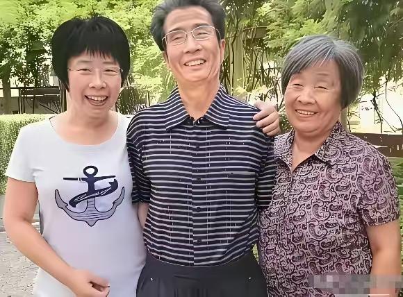 蒙曼的父亲临终之际，叮嘱女儿，一个人再优秀，没有幸福的家庭，人生就不完美，婚姻需