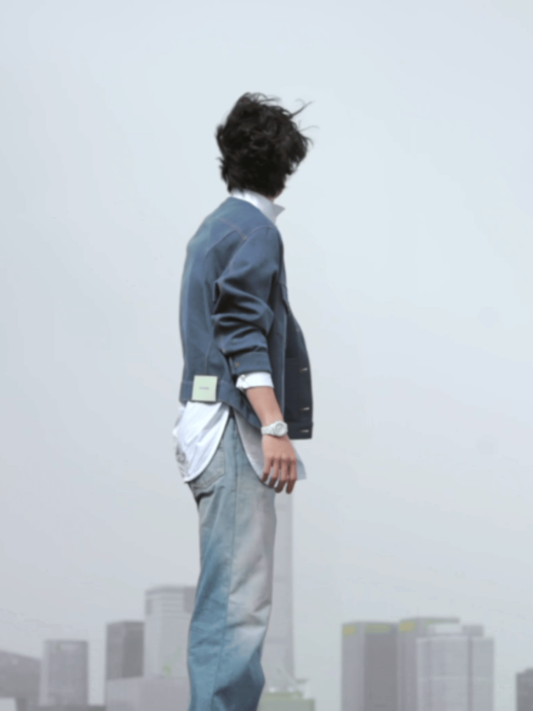 王一博GQ封面预告镜头捕捉到的氛围感太绝了，这个YIBO清冷又松弛