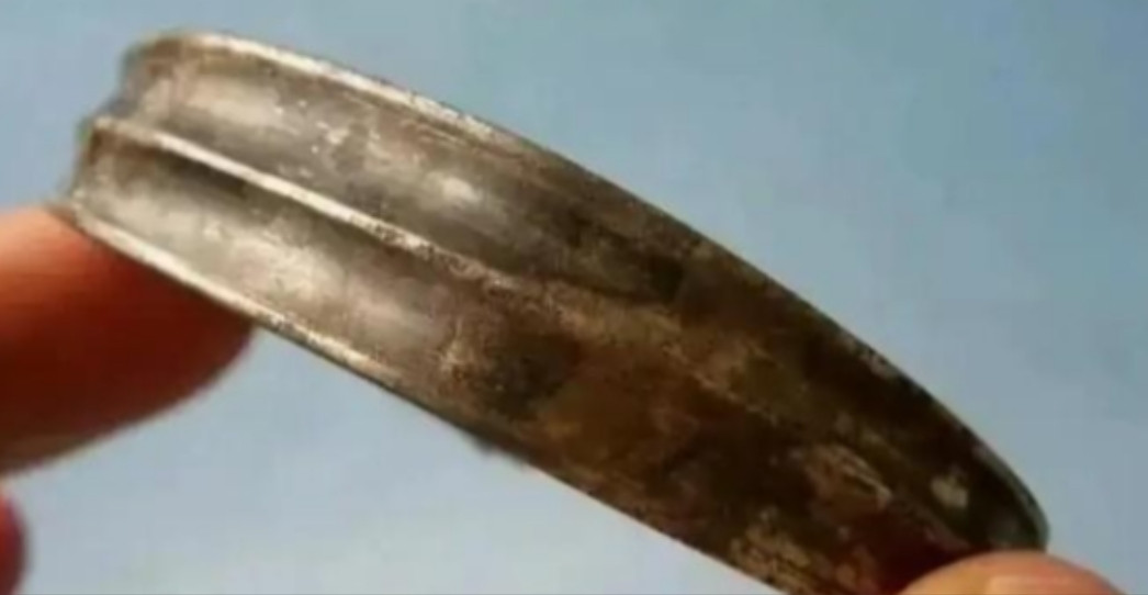 1300年前的秘密：唐朝贵妇手镯中的印刷史奇迹