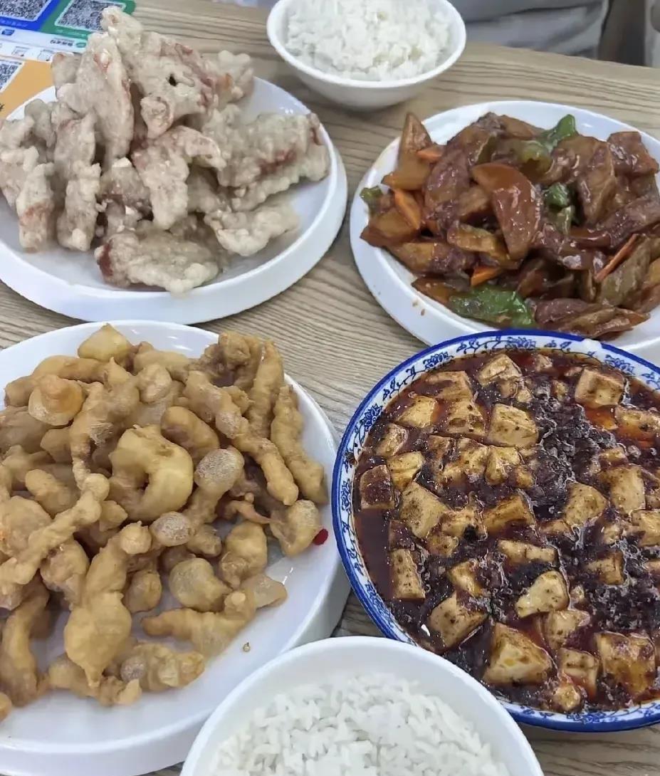 今天去了家东北饭店，laoban说主打正宗东北菜，热情推荐了四个店里招牌。瞅瞅这