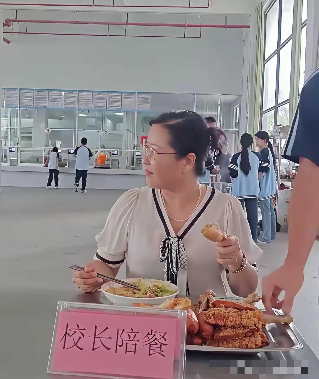 单独一桌，大家觉得这样的校长陪餐有意义吗？.