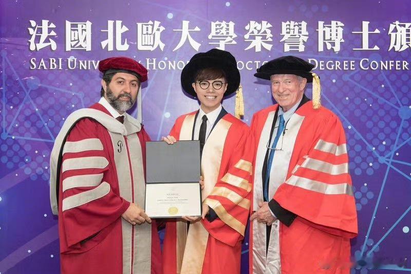 连荣誉博士学位都没有多少含金量。张敬轩的头条百科上写着，他是“法国北欧大学”