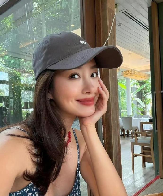 杨采钰在日本挺大肚子坐公交！​​​
