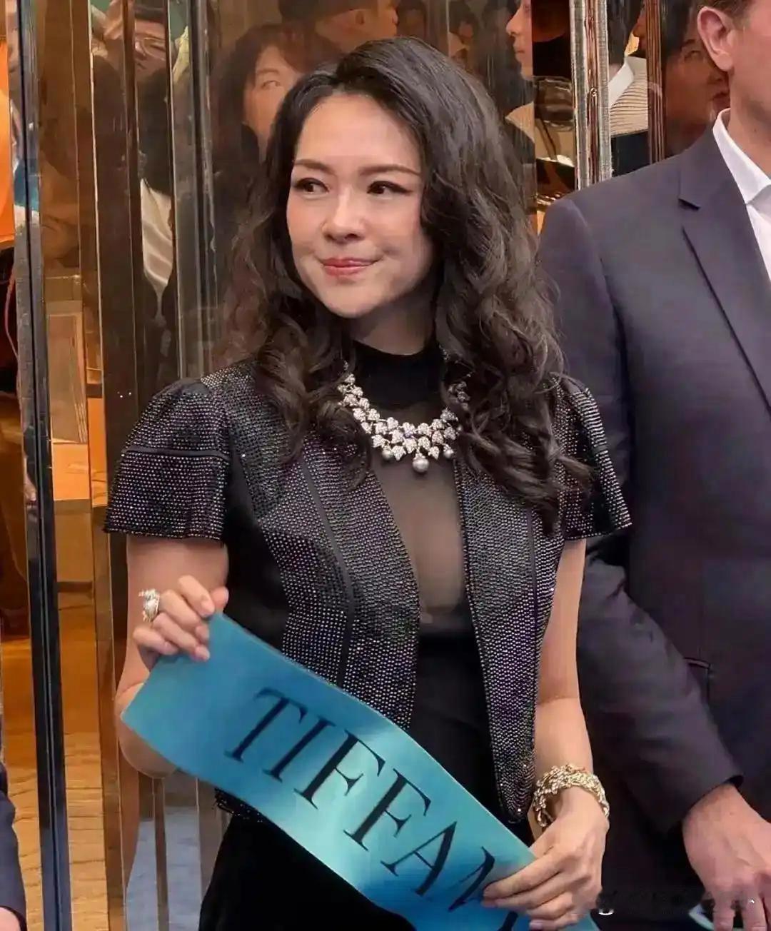 46岁章子怡在成都露面，没了美颜滤镜真实模样被看到！