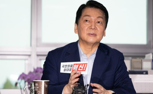 韩国宣布参选国民力量党党首的安哲秀议员，向一直主张“解散违宪政党”的共同民主党首