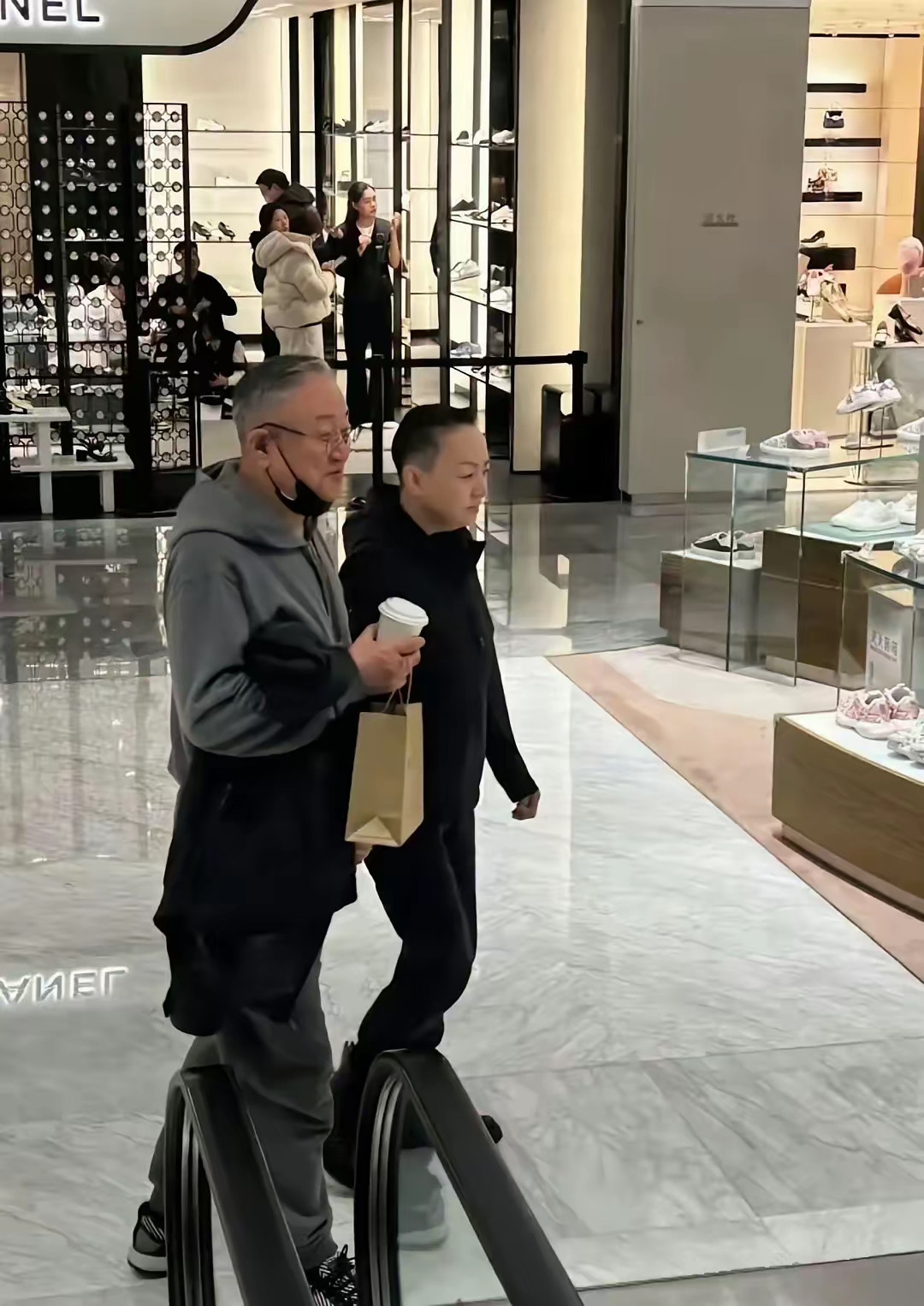 哇塞！这才是超绝的夫妻相呢，不仅面相相似，连发型都一模一样。宋丹丹和她的富豪老公