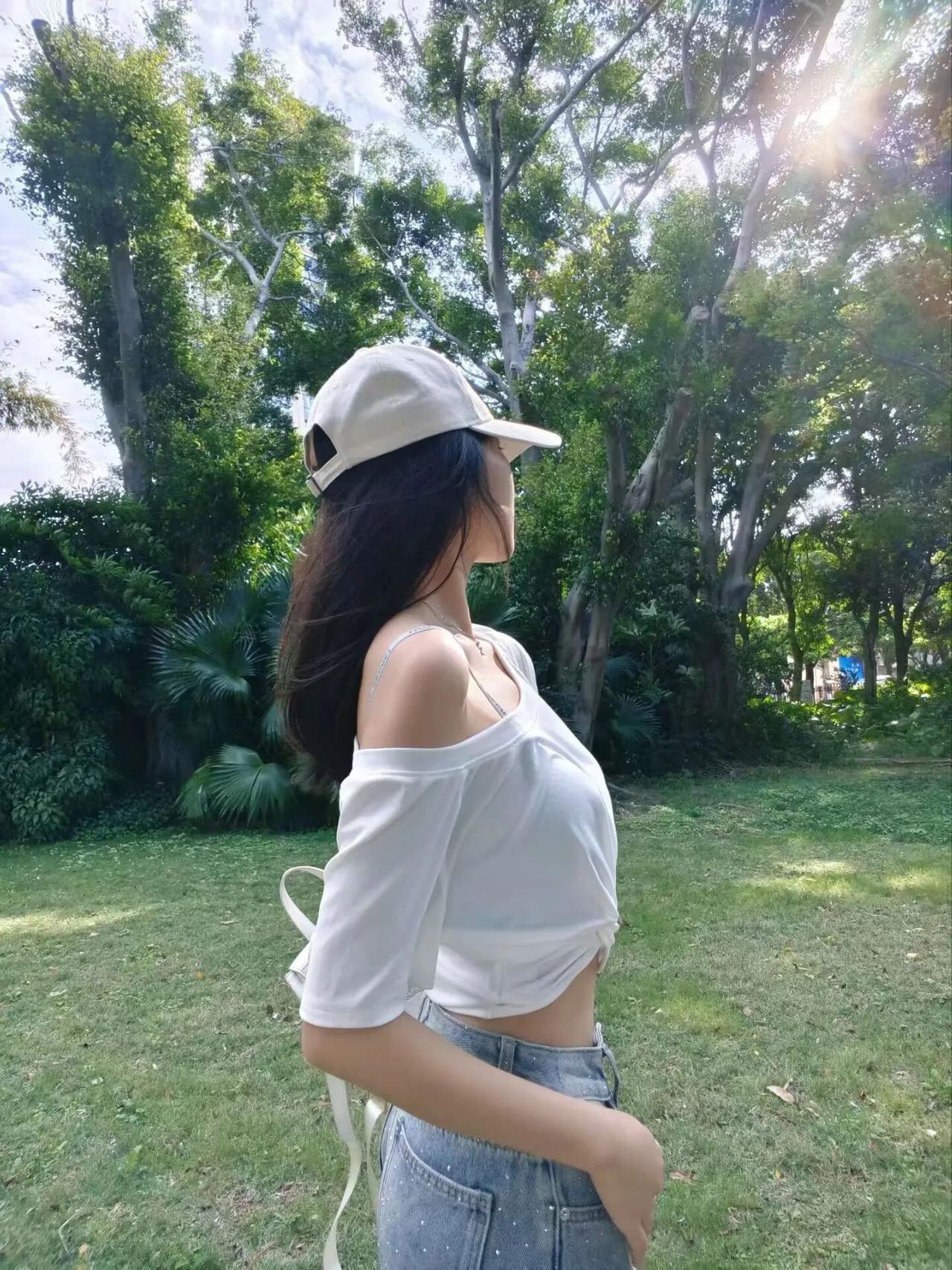 夏日清新穿搭，白色T恤+牛仔裤，搭配白色棒球帽，轻松惬意的一天🌞👒👗