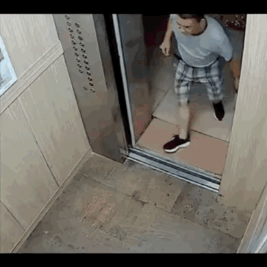 警告。劝你不要和拿电瓶车电池的人做一部电梯。