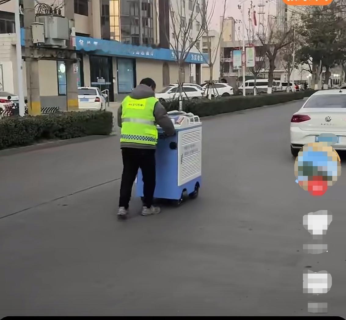 天冷，回家后不想出门，更不想排队等充电手机一点，充电外卖小哥就推着移动充电宝上