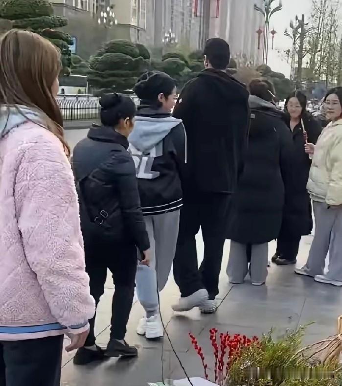 原来颜丙燕的这段恋情去年就被网友拍到了。小伙子真的是又高又帅，两个人就是母子的