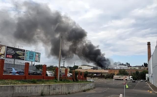 俄1万多枚导弹、数万架无人机、几百万发炮弹都击不垮乌克兰，终于找到原因，这次威胁